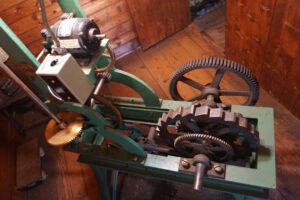Clock motor and gear mechanism
